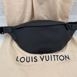 Louis Vuitton Discovery Bumbag PM in Black (M46036)